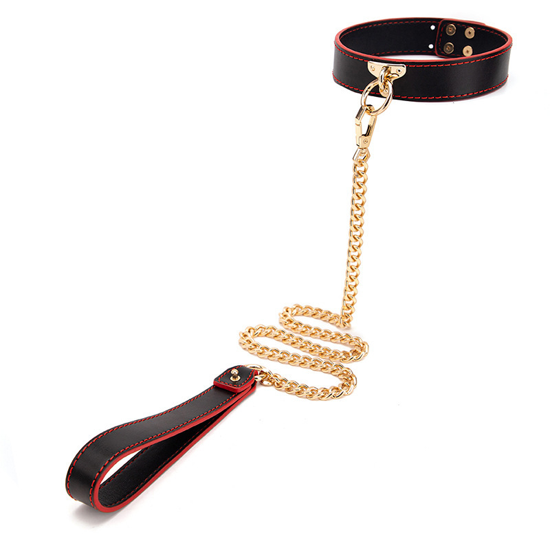 QUEENSTY BLACK AND RED COLLAR