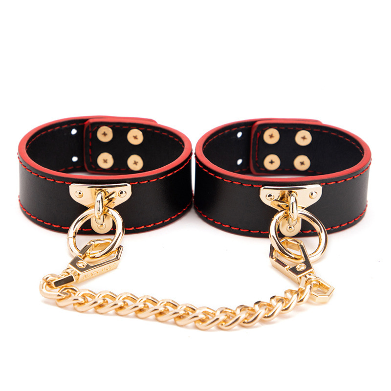 QUEENSTY BLACK AND RED SHACKLES