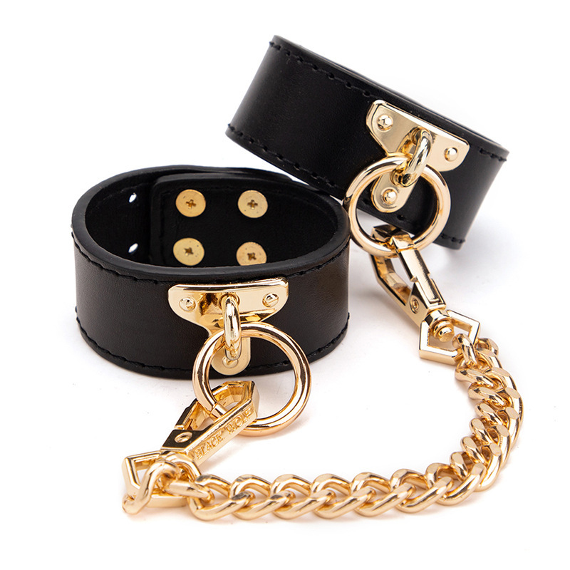 QUEENSTY BLACK HANDCUFFS